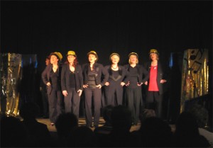 Die 8 Damen des Kabarett Korsett auf der Bühne des Gemischtes - Foto Scholz-Thies