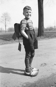 Bundesarchiv, Bild 194-0097-39 / Lachmann, Hans / CC-BY-SA - Schultag 1948 in Holtwick_Wikimedia Creative Commons 
