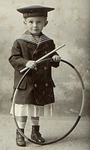 Junge mit Reifen 1902-05_Straßburg_Wikimedia_public domain