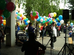 Begleitet von Saz-Klängen vom Verein "Stark ohne Gewalt" werden die Ballons verteilt.