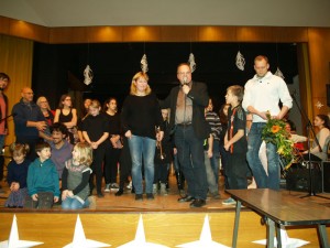 Auch im Hintrgrund, auf der Bühne mit Trompete und bei der Organisation von "Musik im Stadtteil" - Extradank von Jürgen Mularczyk an Cornelia Kirbach 